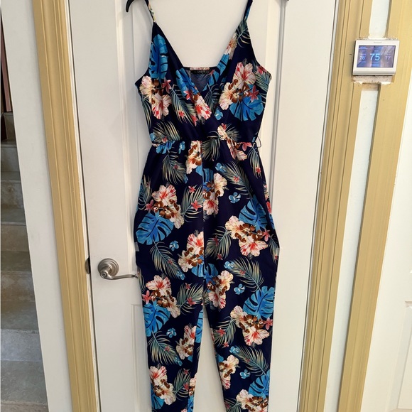SHEIN. Tropical Printed Jumpsuit. Blue background. Adjustable straps. Si… - Picture 5 of 10